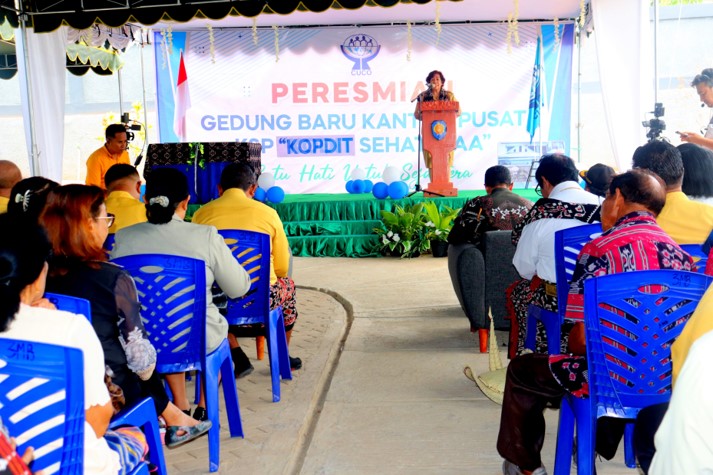 Gedung baru Kantor Pusat Koperasi Simpan Pinjam (KSP) Kopdit Sehati Ba’a hari ini diresmikan Bupati Rote Ndao Paulina Haning-Bullu,SE, selasa (14/11/2023). Ceremonial pengresmian berlangsung dihalaman Kantor Pusat KSP Kopdit Sehati Ba’a. Kehadiran gedung baru ini diharapkan semakin meningkatkan layanan KSP bagi para anggota dan memberikan manfaat ekonomi bagi masyarakat.